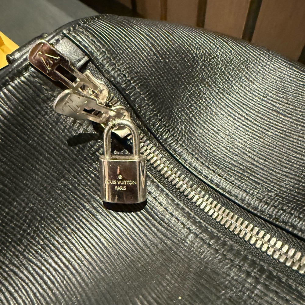 Louis Vuitton x Supreme Keepall Bandoulière 55 – Black Epi Leather - Picture 4 of 9